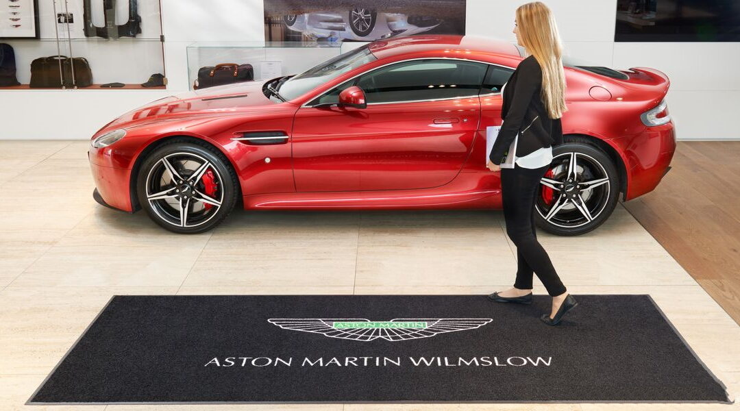 Az üzlet bejáratának megvédése lábtörlő szőnyeggel